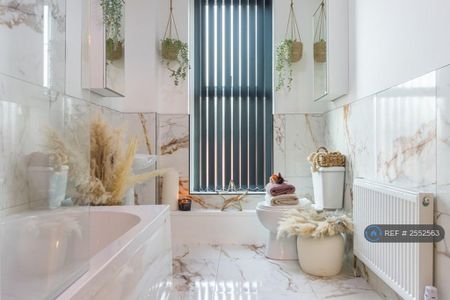 1 bedroom in a house share to rent - Photo 4