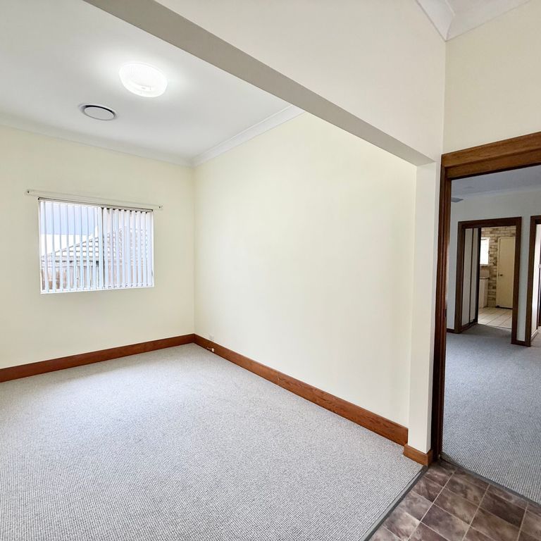 208 Parkway Avenue, Hamilton South - Photo 1