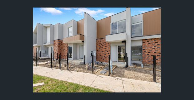 Effortless Townhouse Living! - Photo 1