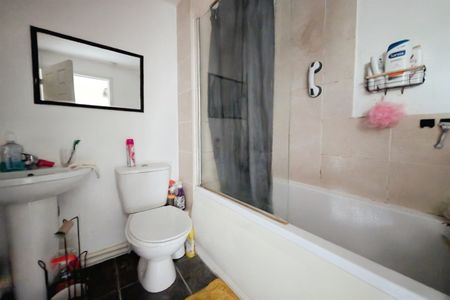 Howards Grove, SO15 - Photo 4