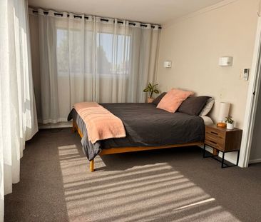 4 bedroom family home with a pool! - Photo 1