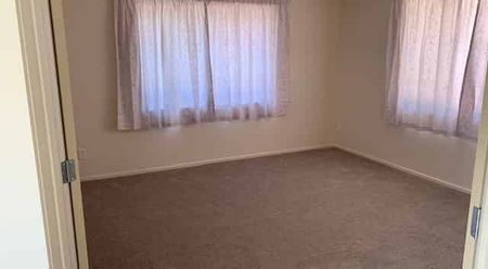 Modern House in Frimley - Photo 2