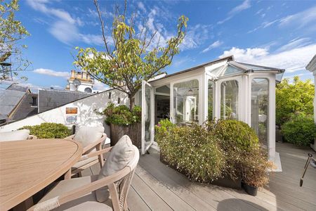 A superb split-level apartment on Lansdowne Road - Photo 3