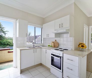 Charming cottage style home - Photo 3