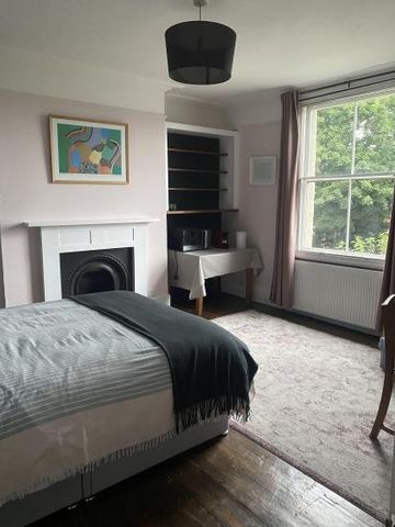 Lovely double room in large Clapham house with own bathroom. Available from November 1st - Photo 5