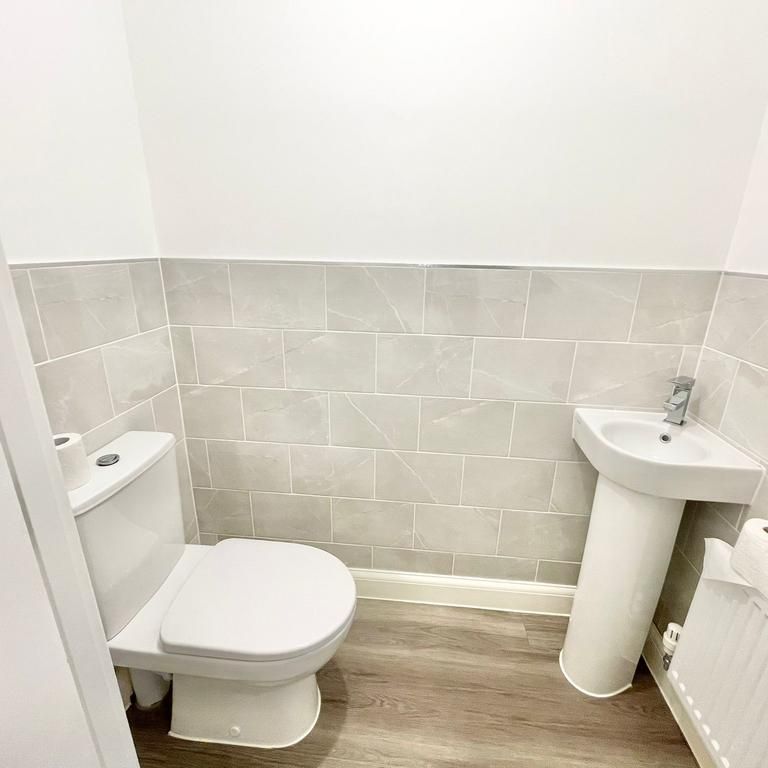 1 bedroom in a house share to rent - Photo 1