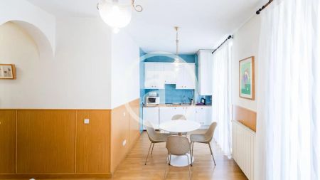 Piso de alquiler en Calle de la Escalinata, Palacio - Photo 2