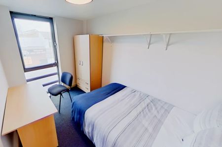 5 bedrooms 2 bathrooms - Photo 2