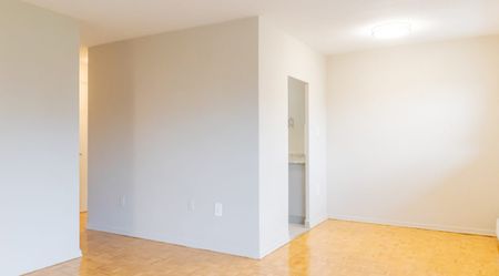 1051 Seneca Ave - Photo 5