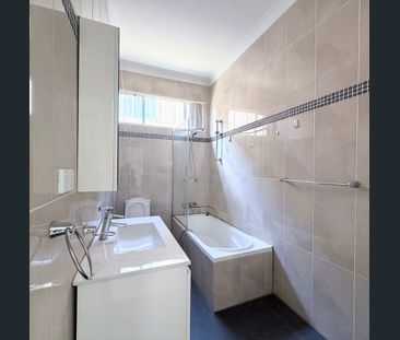 SPACIOUS FAMILY HOUSE IN LIDCOMBE - Photo 3