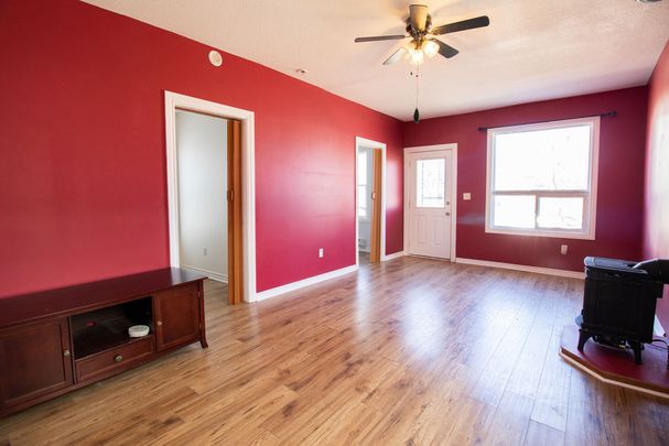 COZY 2 BEDROOM HOUSE IN FORT ERIE!! - Photo 1