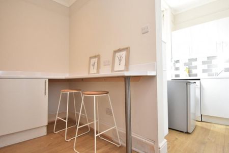 4 bedroom flat to rent - Photo 3