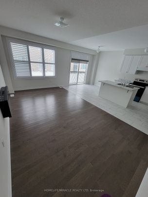 Townhouse For Lease | X8030976 - Photo 1