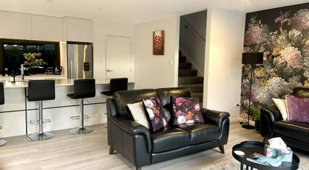 Stunning fully furnished executive townhouse in prime location! - Photo 4