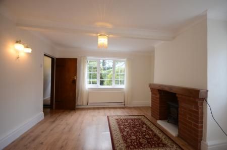 3 bedroom Detached house To Let - Photo 2