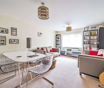 A contemporary ground floor apartment set in a popular development. - Photo 4