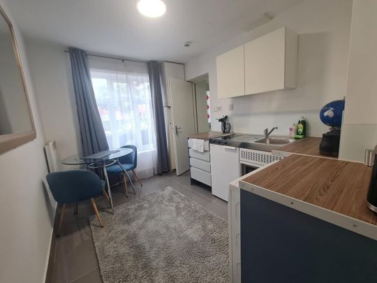 1 Bed Flat, Pennine Drive, NW2 - Photo 1