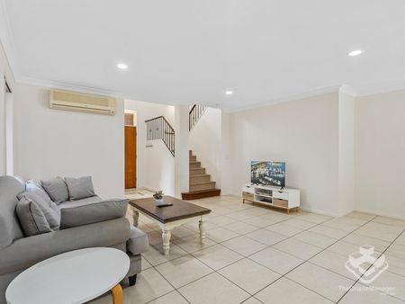 Three-bedroom townhouse for rent - Photo 2