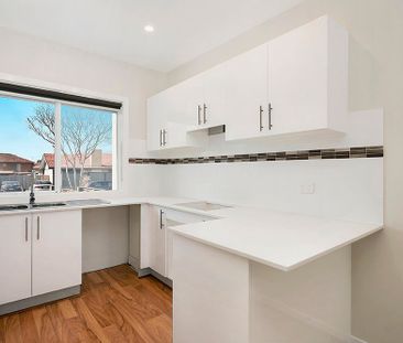 3 Bedroom bright townhouse in a central location - Photo 2