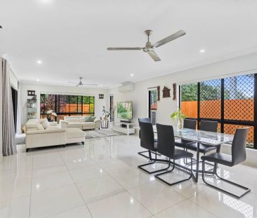 Executive family home with pool and modern comforts - Photo 3