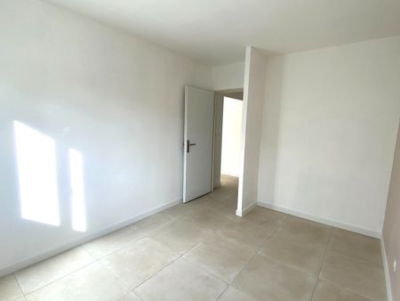 Location Maison 3 pièces 80m² THEZAN DES CORBIERES 11200 - Photo 4