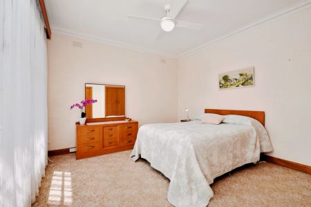 3 Bed, 1 Bath - Photo 4