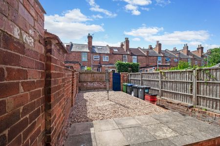 6 Bed Student Accommodation - Photo 3