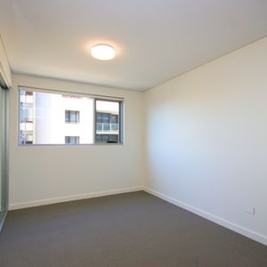 Bright & Spacious with Park Views - Photo 2