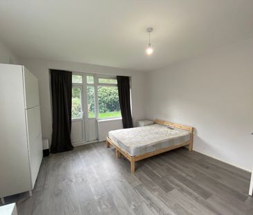 Room in a Shared Flat, Rowan Court, SE12 - Photo 1