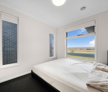 Contemporary Comfort in a Family-Friendly Neighbourhood - Photo 3