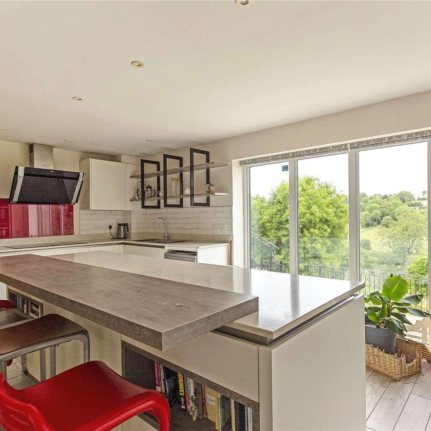 Unique Family Home overlooking the breathtaking Cotswold countryside. - Photo 1