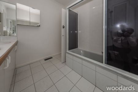 Large Family Home freshly painted throughout with new carpets and blinds fitted. - Photo 2