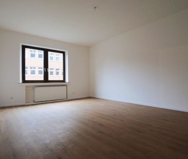 Frisch renovierte 4-Zimmer-Wohnung mit Balkon! - Foto 2