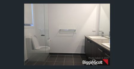 STYLISH AND SECLUDED TOWNHOUSE! - Photo 5