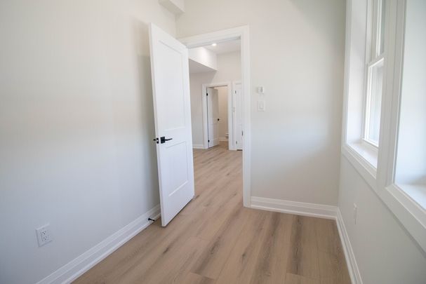 Newly Renovated 1 Bedroom + Den Apartment in Welland! - Photo 1