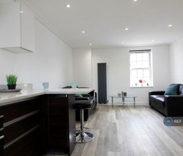 3 bedroom flat to rent - Photo 4