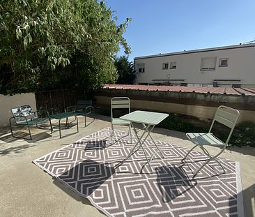 T2 en rez-de-jardin avec terrasse entièrement meublé et rénové - Photo 1