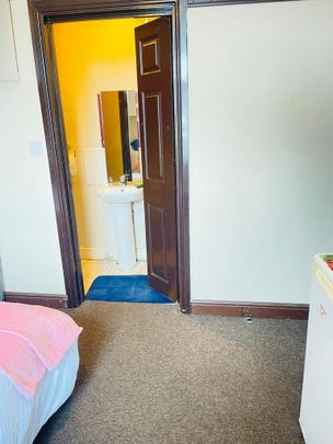 1 bedroom in a house share to rent - Photo 1