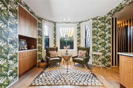 A beautifully presented house with exceptional entertaining space and a south-facing garden - Photo 3