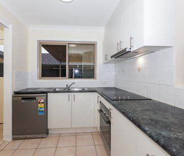 Spacious 3-Bedroom Duplex with large private yard - Photo 5