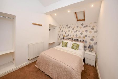 2 bedroom mews to rent - Photo 2