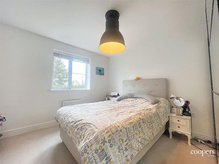 Truesdales, Ickenham, UB10 - Photo 3