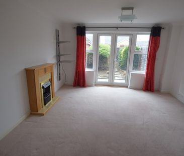 3 bedroom Town House - Epsom Close, Stevenage - Photo 2