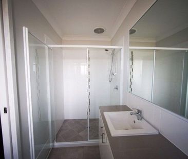 NEARLY BRAND NEW! SPACIOUS & MODERN house in Pimpama - Photo 4