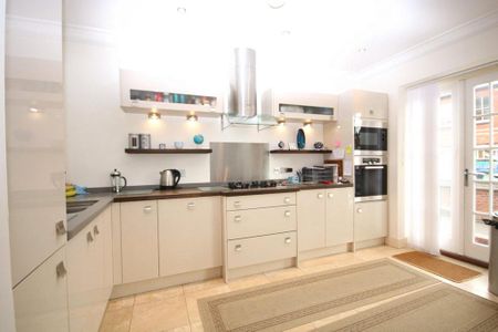 3 bedroom apartment to rent - Photo 2
