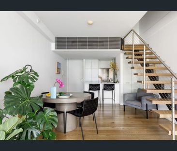 Luxury Split-Level Apartment with Harbour Bridge & CBD Views - Photo 3