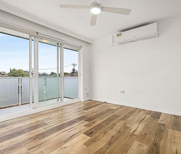 Sophisticated Living with Exceptional Appeal - Photo 4