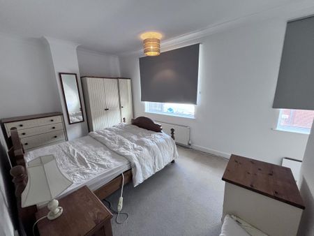 2 bedroom end of terrace house to rent - Photo 2