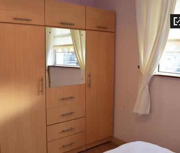 Furnished room in 3-bedroom house in Tallagh, Dublin - Photo 4