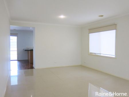 4 BEDROOM PLUS STUDY FAMILY HOME! - Photo 2